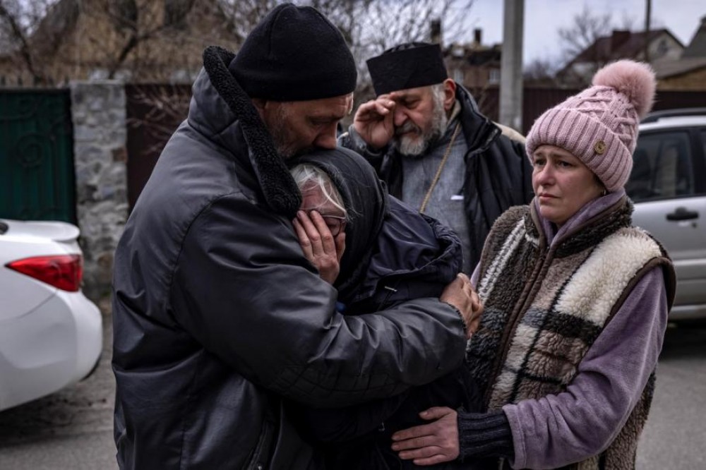 O ucraineancă a adunat într-o cutie rămășițele soțului ucis de ruși. Ocupanții i-au pus cadavrul deasupra unei mine antipersonal